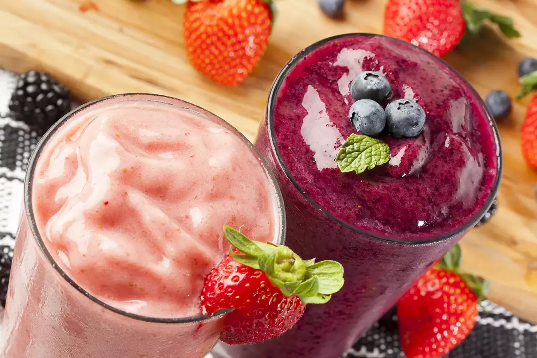 Berry smoothies with kefir a delicious dessert to lose weight